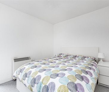 1 bedroom flat in London - Photo 1