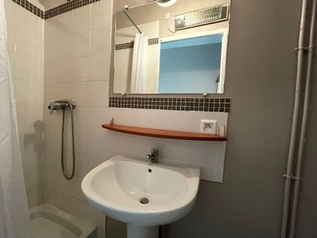 Appartement 1 pièces 12m2 MARSEILLE 6EME 405 euros - Photo 2