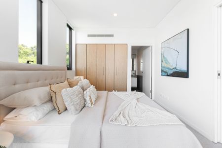 Designer 2-Bed Apartment with Balcony & Car Space in Waterloo's Iconic Building - Photo 2