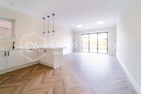 4 bedroom semi-detached house to rent - Photo 3