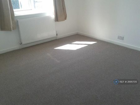 4 bedroom semi-detached house to rent - Photo 2