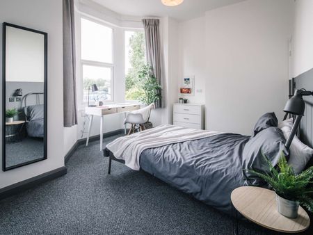 WOW - Stunning 6 Bedroom home located right next to Lancaster town centre Room 3 - Photo 3