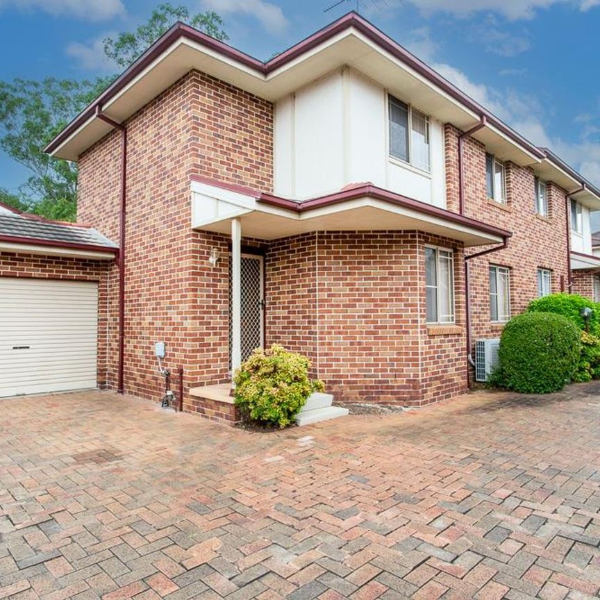 Spacious & Convenient 3-Bedroom Townhouse in Prime Kingswood Location! - Photo 1