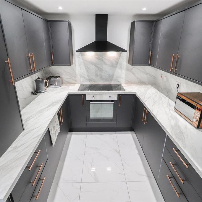 1 bedroom in a house share to rent - Photo 1