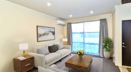 Addison Park's Trendy Townhouse - Photo 2