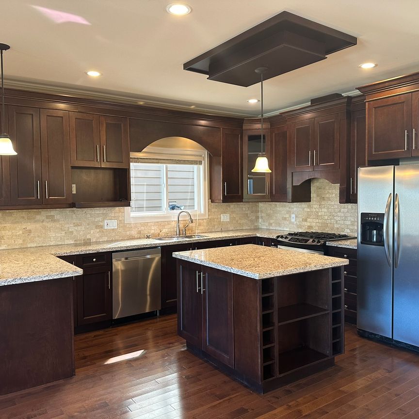 Charming Upper-Level 3-bedroom 2.5-bathroom Family Home - Photo 1