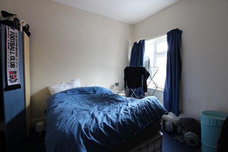 4 bedroom flat to rent - Photo 3
