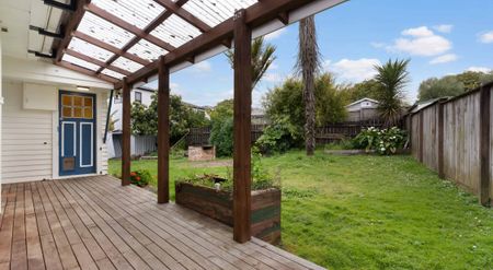 Standalone Urban Oasis with Expansive Backyard - Photo 4