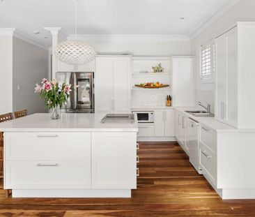 A highly desirable beachside home in one of Manly’s most exclusive ... - Photo 3