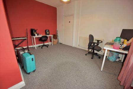 2 bedroom House in Woodlea Mount, Leeds - Photo 4