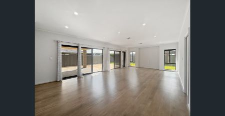 5 Bedroom Home Modern Family Living in Orleana Waters! - Photo 4