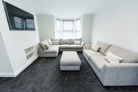 Cliff Mount, Hyde Park, Leeds - Photo 2