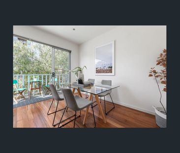 Stylish 3-Bedroom Townhouse with Rooftop Terrace in Prime Location - Photo 5