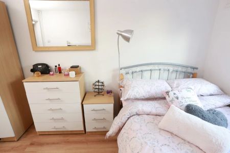 Paul Street – Room 2 - Photo 5