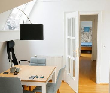 Modernisiert DG-Wohnung mit phantastischer Dachterrasse und Einbauk... - Foto 1