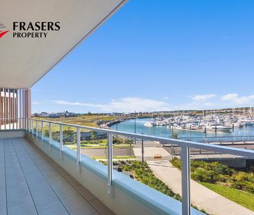 STUNNING 3 BEDROOM, WATERFRONT APARTMENT - Photo 3