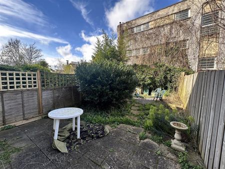 1 bedroom in a house share to rent - Photo 2