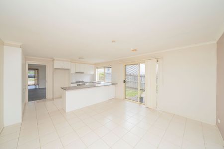 Renovated 4 bedroom home in a superb location! - Photo 4