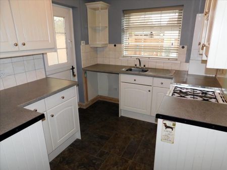 2 bedroom semi-detached bungalow to rent - Photo 3