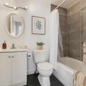 Grand 5 ½ rénové, lumineux, rangement, stationnement inclus - Photo 2