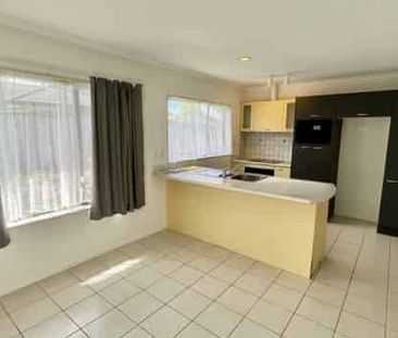 Contemporary Gem: 3 Bedrooms, 1 Bath, Double Garage, Recently Renov... - Photo 4