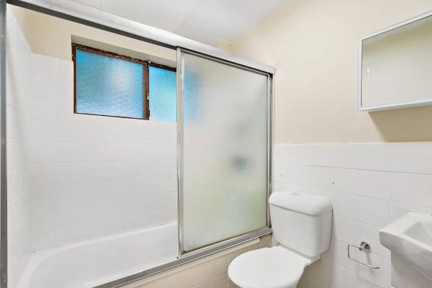2 BEDROOM GEM IN THE HEART OF PARRAMATTA! GREAT VALUE! - Photo 1