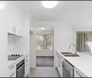 Spacious Family Home in Peaceful Birkdale Pocket - Photo 4