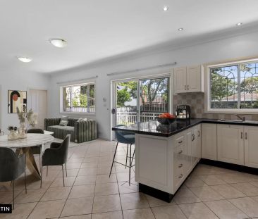 MGM MARTIN – A SPACIOUS, FOUR BEDROOM FRESHLY UPDATED FAMILY HOME - Photo 2