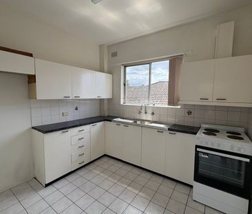 Neat & Tidy 2 bedroom unit located in quiet neighbourhood - Photo 3