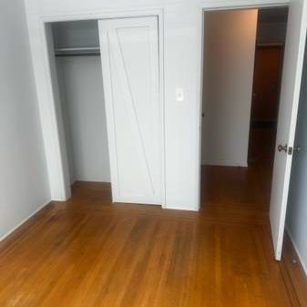 Kits 1 bed condo mins from the beach, hardwood floor, second floor - Photo 4