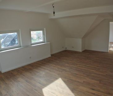Vermietung - 2-Zimmer Dachgeschosswohnun mit Gartennutzung - Photo 1