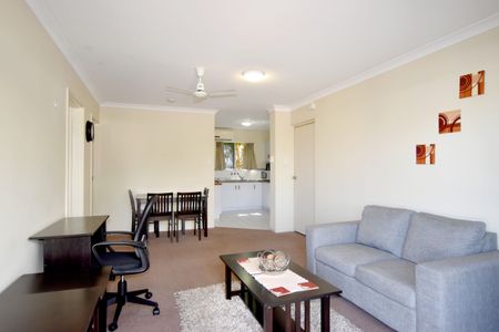 BREAK LEASE :: SELF CONTAINED APARTMENT - GLADSTONE CBD - Photo 2