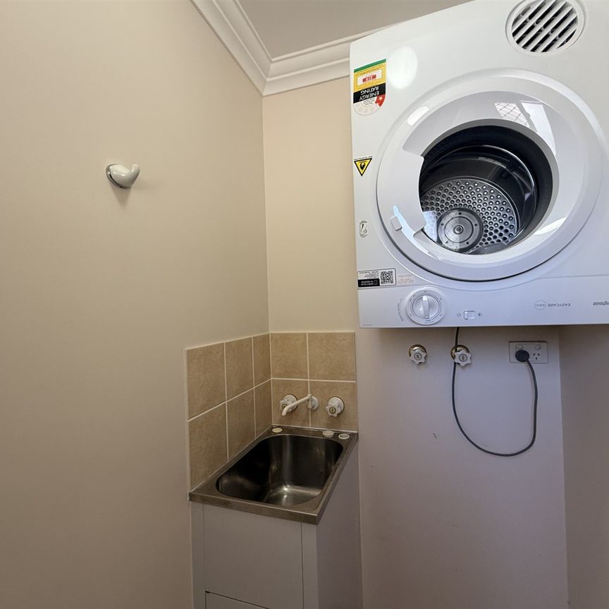 2 BEDROOM TOWNHOUSE IN CENTRAL LOCATION + TRANQUIL COURTYARD - Photo 1