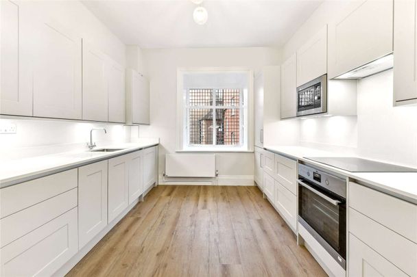 A wonderful all newly refurbished three bedroom duplex - Photo 1