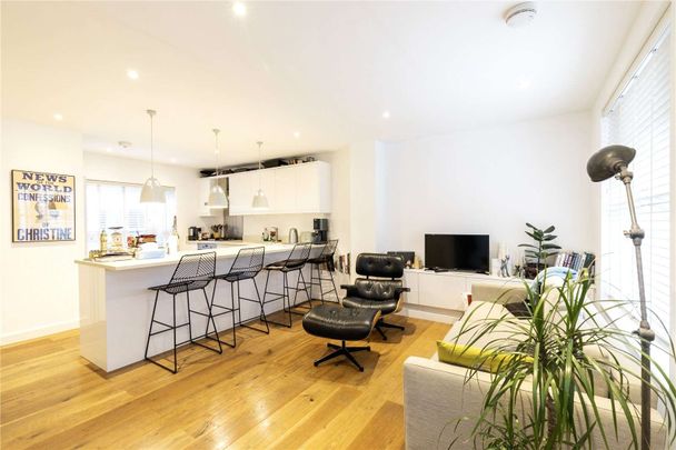 A refurbished two bedroom split level maisonette in the heart of Islington. - Photo 1