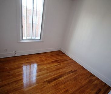 Superbe 4 1/2 entièrement rénové à 5 min du metro Parc et proche de... - Photo 3