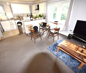2 bedroom Flat in Montagu Drive, Leeds - Photo 5