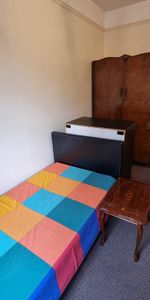 1 bedroom in a flat share to rent - Photo 3