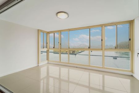 BEAUTIFULLY APPOINTED, SPACIOUS APARTMENT - Photo 2