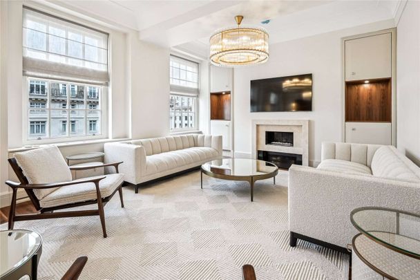 An exceptional, recently refurbished four bedroom apartment in the heart of Mayfair. - Photo 1