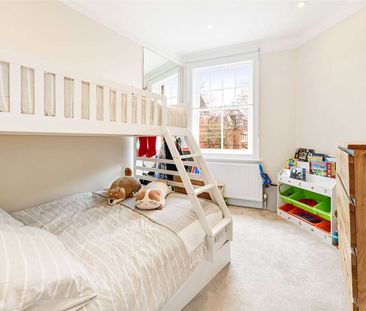 This three bedroom first floor mansion flat is located in a corner ... - Photo 1