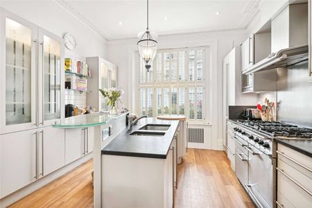 A beautiful family home set over five floors of a period building in South Kensington. - Photo 2