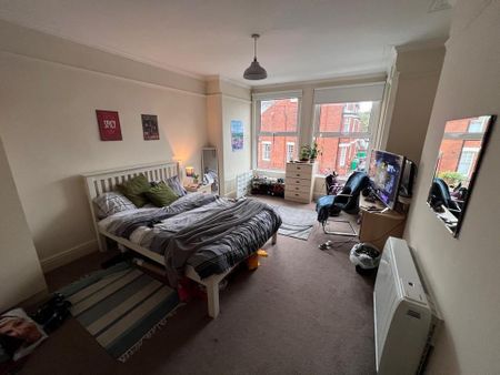 8 bedroom end of terrace house to rent - Photo 4