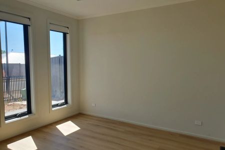 Newly Built 4–5 Bedroom Family Home with Study in Munno Para! Must See! - Photo 3