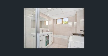 Contemporary Coastal Apartment in the Heart of Southport – Partially Furnished. - Photo 5