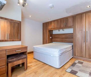 Milton Drive, Shepperton, TW17 - Photo 2