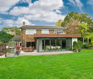 Available to let, a spacious 4 bedroom family home with beautiful s... - Photo 1