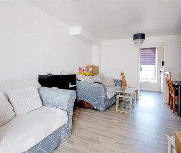 2 bedroom maisonette to rent - Photo 2