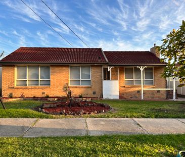 38 South Gateway, Avondale Heights VIC 3034 - House For Rent | Domain - Photo 4