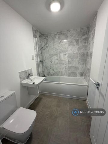 3 bedroom semi-detached house to rent - Photo 5